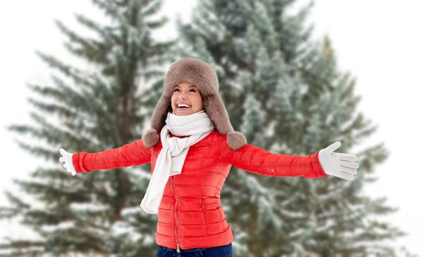 Mujer feliz en sombrero de piel sobre el bosque de invierno —  Fotos de Stock
