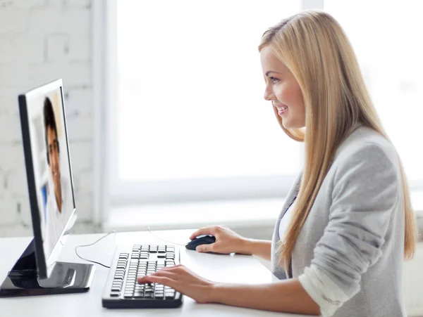 Zakenvrouw met video-oproep op computer — Stockfoto