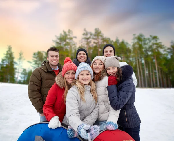 Amigos com tubos de neve tomando selfie no inverno — Fotografia de Stock