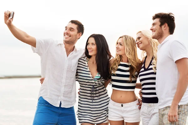 Amici felici prendendo selfie sulla spiaggia estiva — Foto Stock