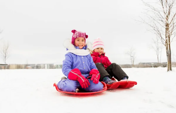 Kışın açık havada kızaklarımız mutlu küçük kızları — Stok fotoğraf
