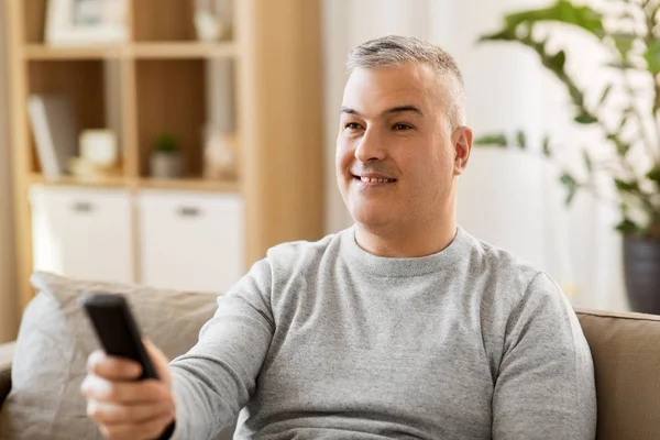 Mann mit Fernbedienung zu Hause fernsehen — Stockfoto