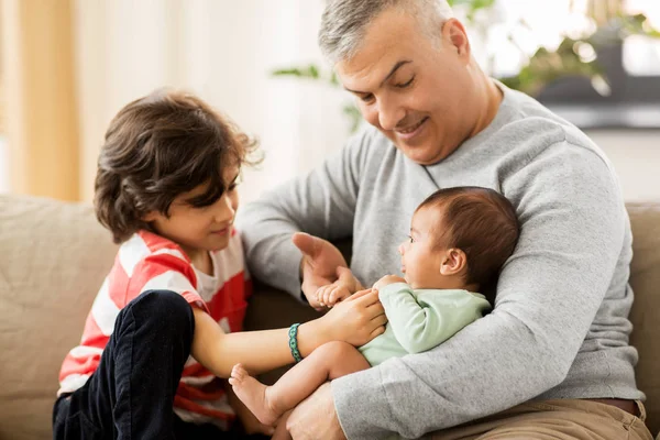 Padre feliz con preadolescente e hijo bebé en casa — Foto de Stock