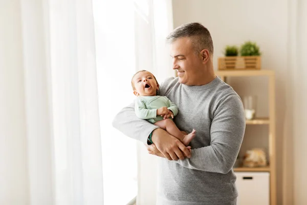 Ευτυχής πατέρας κρατά με μικρό γιο το μωρό στο σπίτι — Φωτογραφία Αρχείου