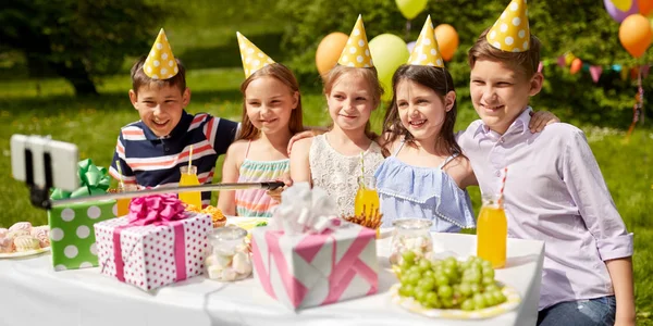 Niños felices tomando selfie en fiesta de cumpleaños —  Fotos de Stock