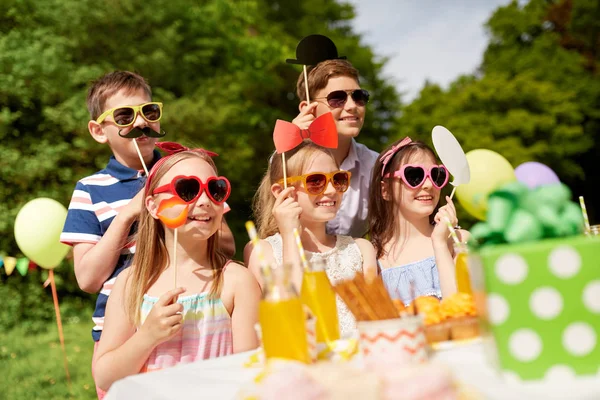 Šťastné děti s stran rekvizity na narozeniny v létě — Stock fotografie