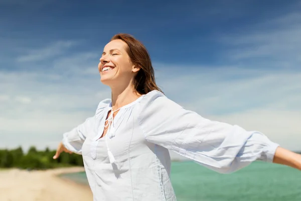 幸福微笑的女人，在夏天的海滩上 — 图库照片