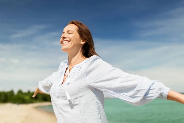 Heureuse femme souriante sur la plage d'été — Photo