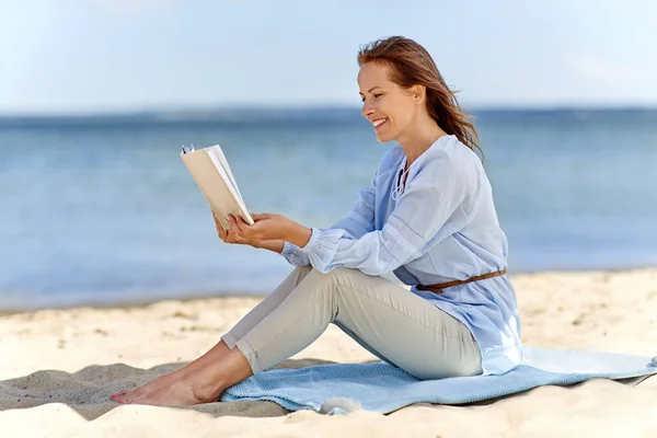 Concept Personnes Loisirs Heureuse Femme Souriante Lisant Livre Sur Plage — Photo