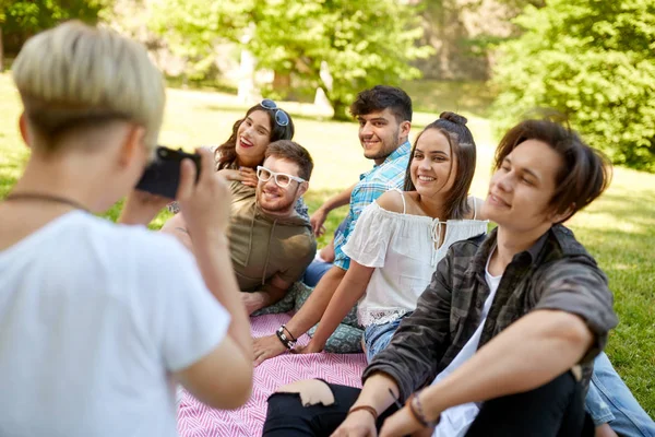 Vrienden fotograferen op picknick in het park van de zomer — Stockfoto