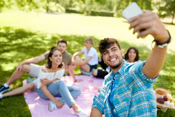 Друзья делают селфи на смартфоне на пикнике — стоковое фото