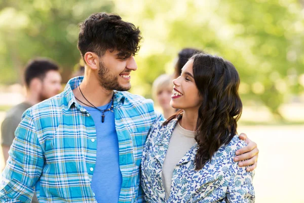 Glückliches Paar im Sommerpark — Stockfoto