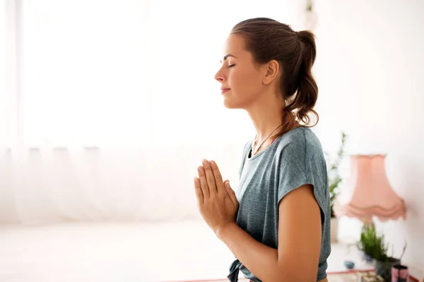 Närbild av kvinnan mediterar på yogastudion — Stockfoto