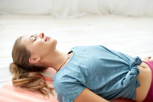 Woman doing yoga corpse pose at studio — Stock Photo, Image