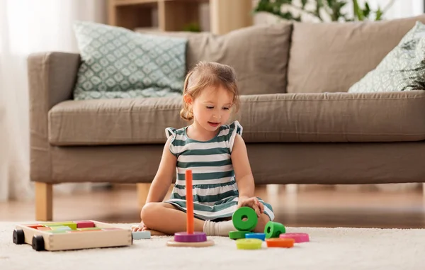 Niña feliz jugando con bloques de juguete en casa —  Fotos de Stock