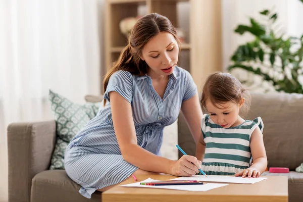 Incinta madre e figlia disegno a casa — Foto Stock