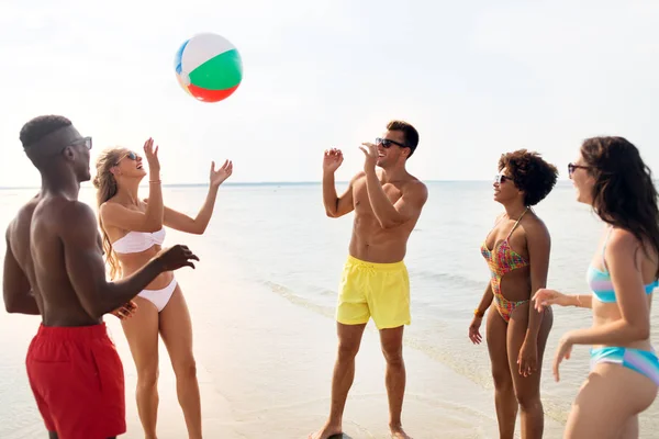 Amis jouer avec le ballon de plage en été — Photo