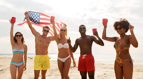 Amis à l'indépendance américaine fête de plage — Photo
