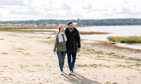 Пара ходить уздовж осіннього пляжу — стокове фото