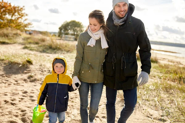 Szczęśliwa rodzina spacery wzdłuż plaży jesień — Zdjęcie stockowe
