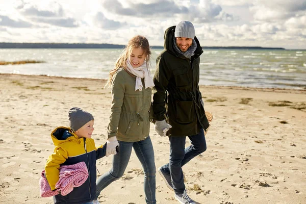 Őszén a strandon piknik lesz boldog család — Stock Fotó