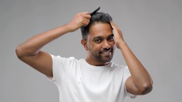 Hombre indio feliz cepillando el pelo con peine — Vídeo de stock