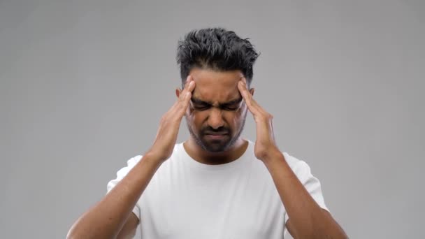 Unglücklicher indischer Mann leidet unter Kopfschmerzen — Stockvideo