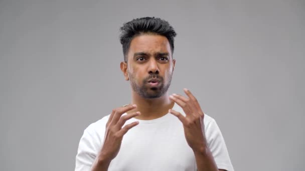 Эмоция Выражение Лица Концепция Людей Шокированный Индийский Человек Сером Фоне — стоковое видео