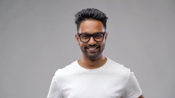 Indiai férfi, vagy a diák levette a szemüvegek — Stock videók