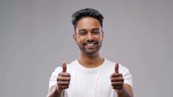 Щасливий індійський чоловік у футболці показує великі пальці вгору — стокове відео