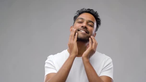 Груминг Люди Концепция Улыбающийся Индиец Трогает Свою Бороду Нанесение Лосьона — стоковое видео