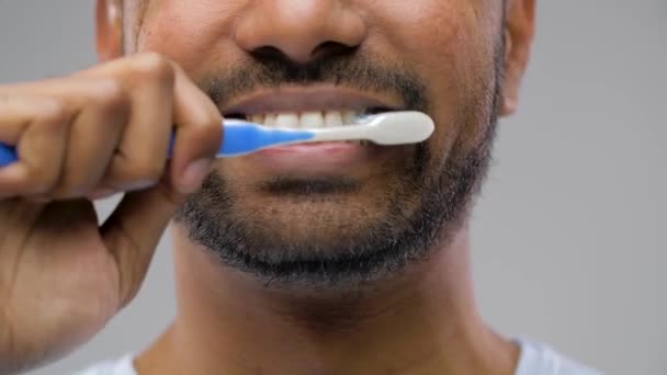 Gros plan de l'homme avec brosse à dents nettoyage des dents — Video