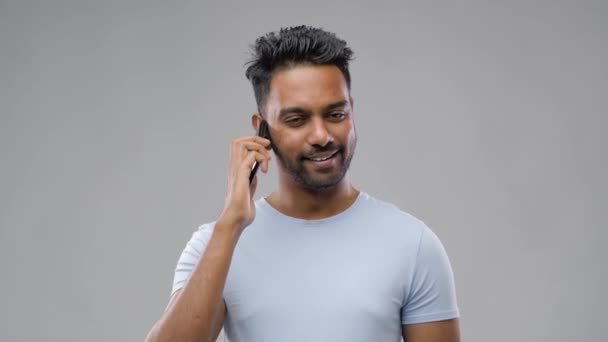 Hombre indio feliz llamando en el teléfono inteligente — Vídeos de Stock