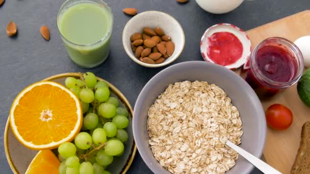 Yulaf ezmesi ve diğer gıda sağlıklı kahvaltı — Stok video