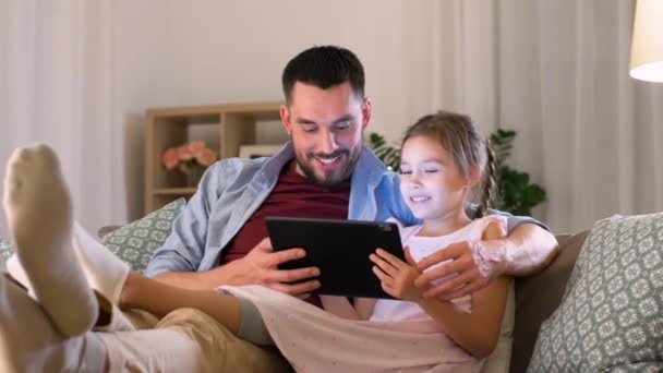 Πατέρας και κόρη με το tablet pc στο σπίτι — Αρχείο Βίντεο