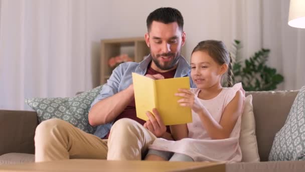 Feliz Padre e hija leyendo libro en casa — Vídeos de Stock