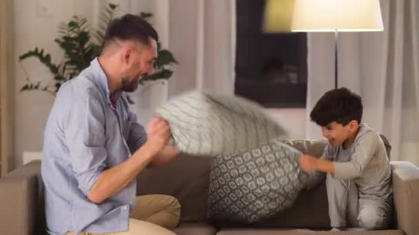 父亲和儿子有枕头打架在家里 — 图库视频影像