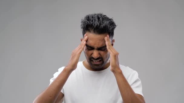 Indio infeliz que sufre de dolor de cabeza — Vídeo de stock