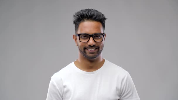 Homme indien heureux dans des lunettes ou étudiant — Video