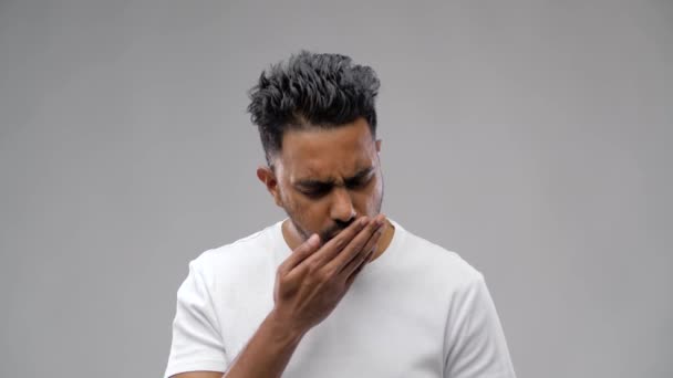 Homem indiano insalubre tosse — Vídeo de Stock