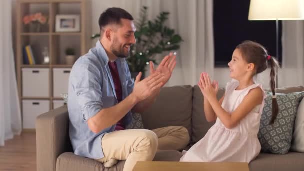 Отец и дочь играют в аплодисменты дома — стоковое видео
