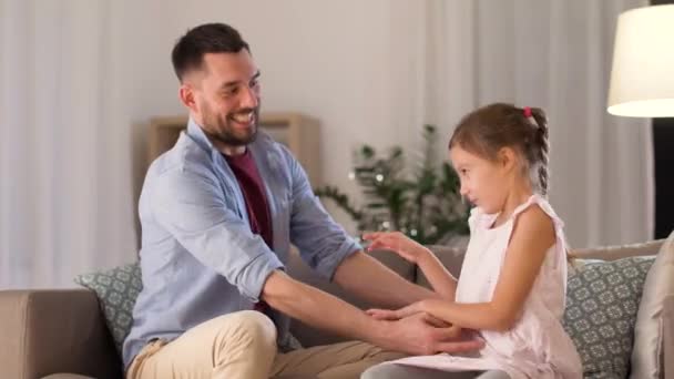 Apa és lánya, csiklandozás, és a szórakozás — Stock videók