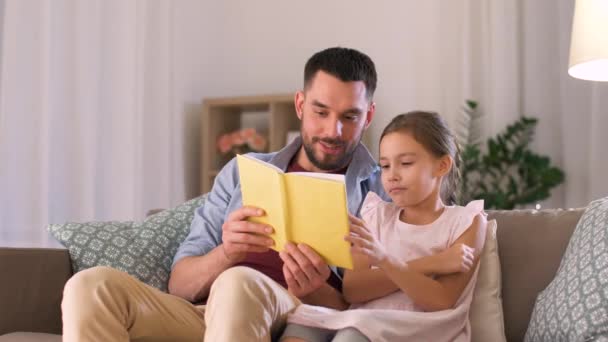 Ευτυχισμένος πατέρας και κόρη ανάγνωση βιβλίων στο σπίτι — Αρχείο Βίντεο