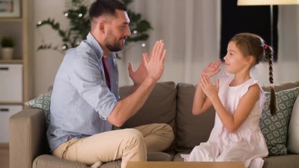 Отец и дочь играют в аплодисменты дома — стоковое видео