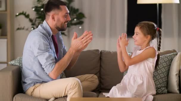 Vater und Tochter beim Klatschspiel zu Hause — Stockvideo