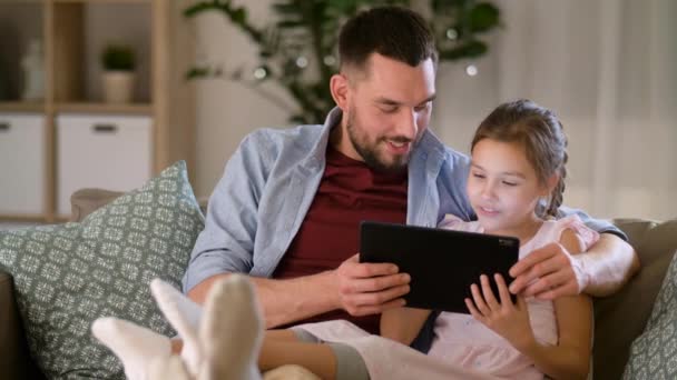Padre e hija con tableta PC en casa — Vídeo de stock