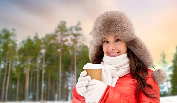 Närbild av kvinna med kaffekopp i vinter — Stockfoto