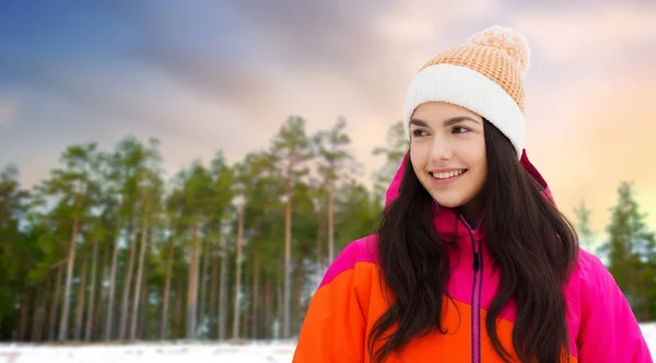 Felice ragazza adolescente in abiti invernali all'aperto — Foto Stock
