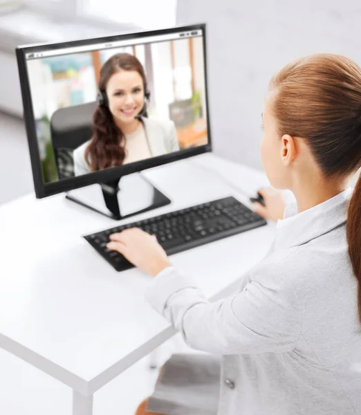 Geschäftsfrau mit Videoanruf am PC im Büro — Stockfoto