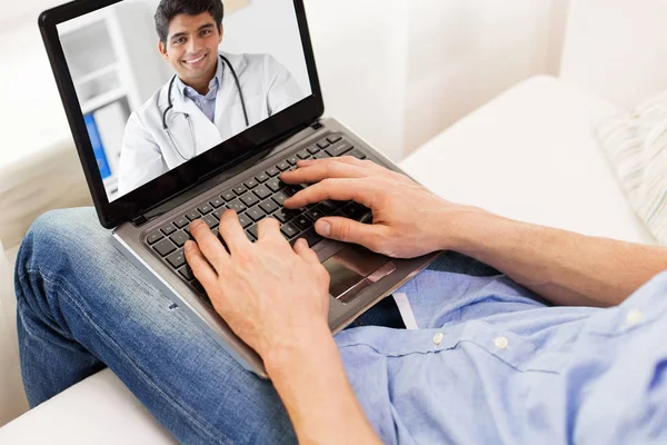 Beteg, miután videó chat a doktor, laptop — Stock Fotó